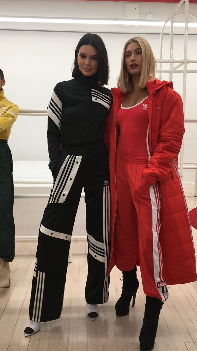 Кайли Дженнер в спортивном костюме adidas