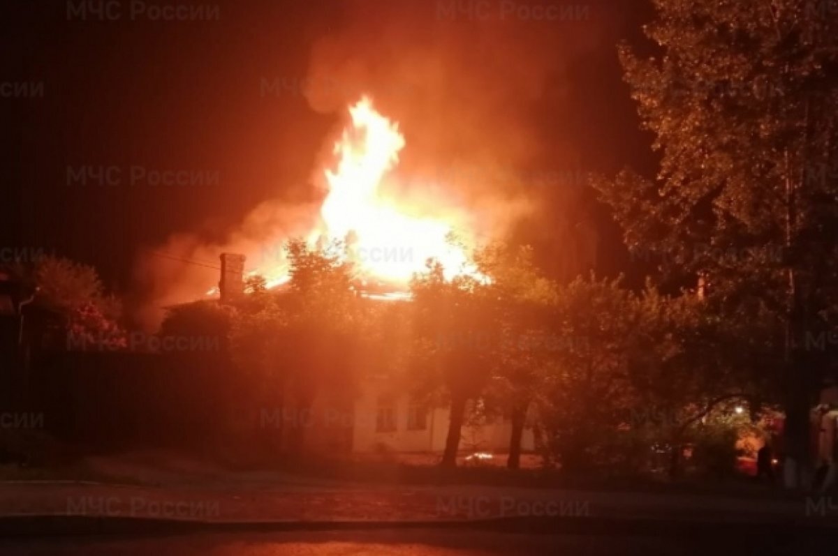    Во Владимире в доме на улице Садовой потушили пожар площадью 240 кв. метров
