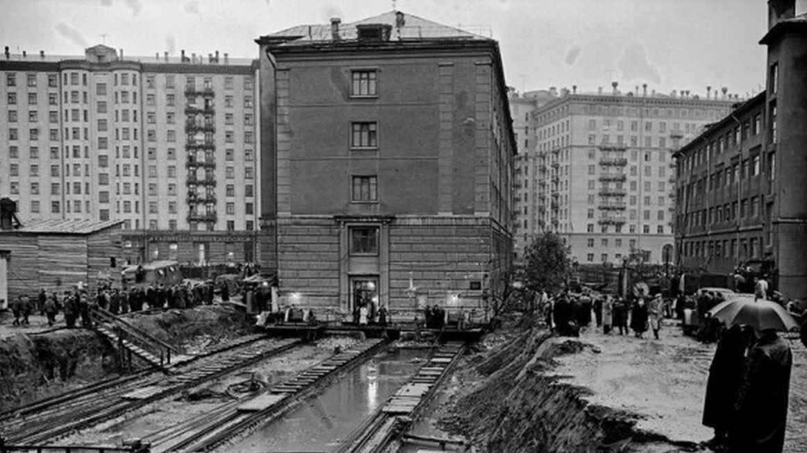 Перемещение жилого дома на новое место. Фото из открытых источников