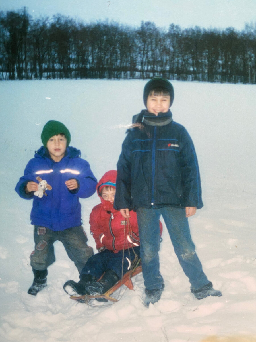 Самый большой - Роман Ставер, на санках Сергей Ставер, мелкий - Дмитрий Ставер.