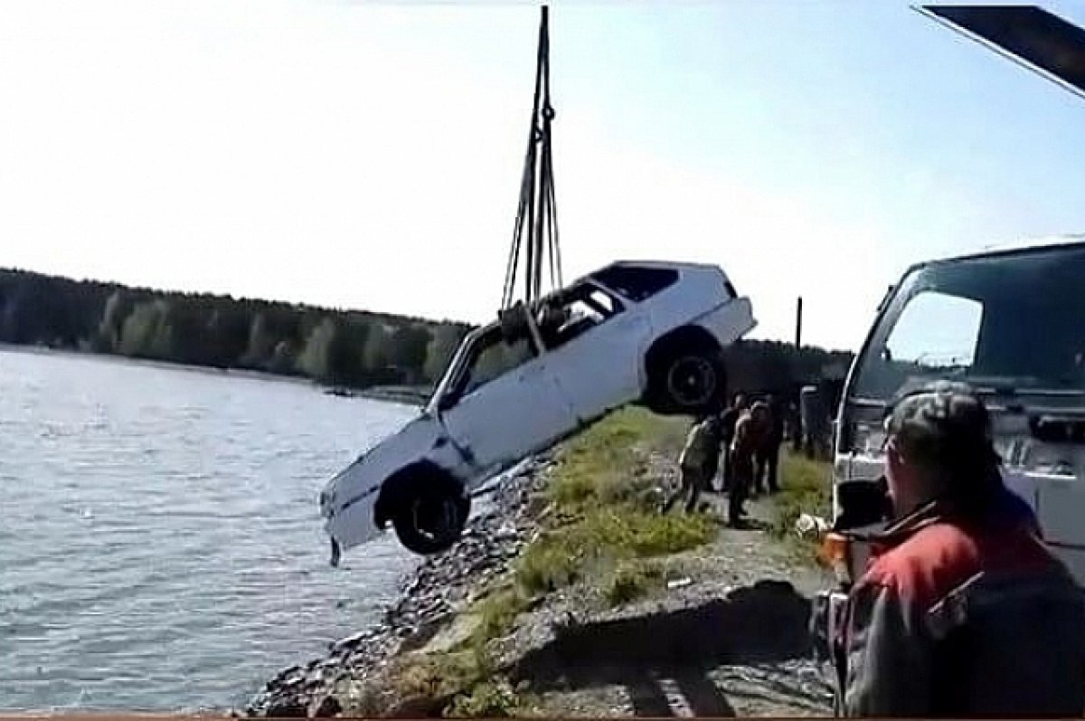    Пьяные свердловчане съехали с дороги и утопили «ВАЗ» в водоеме