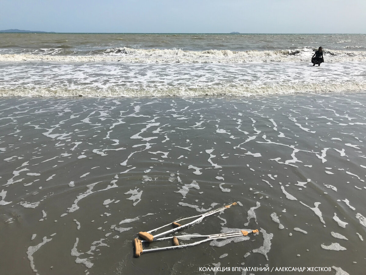 Если очень хочется искупаться, даже костыли - не помеха