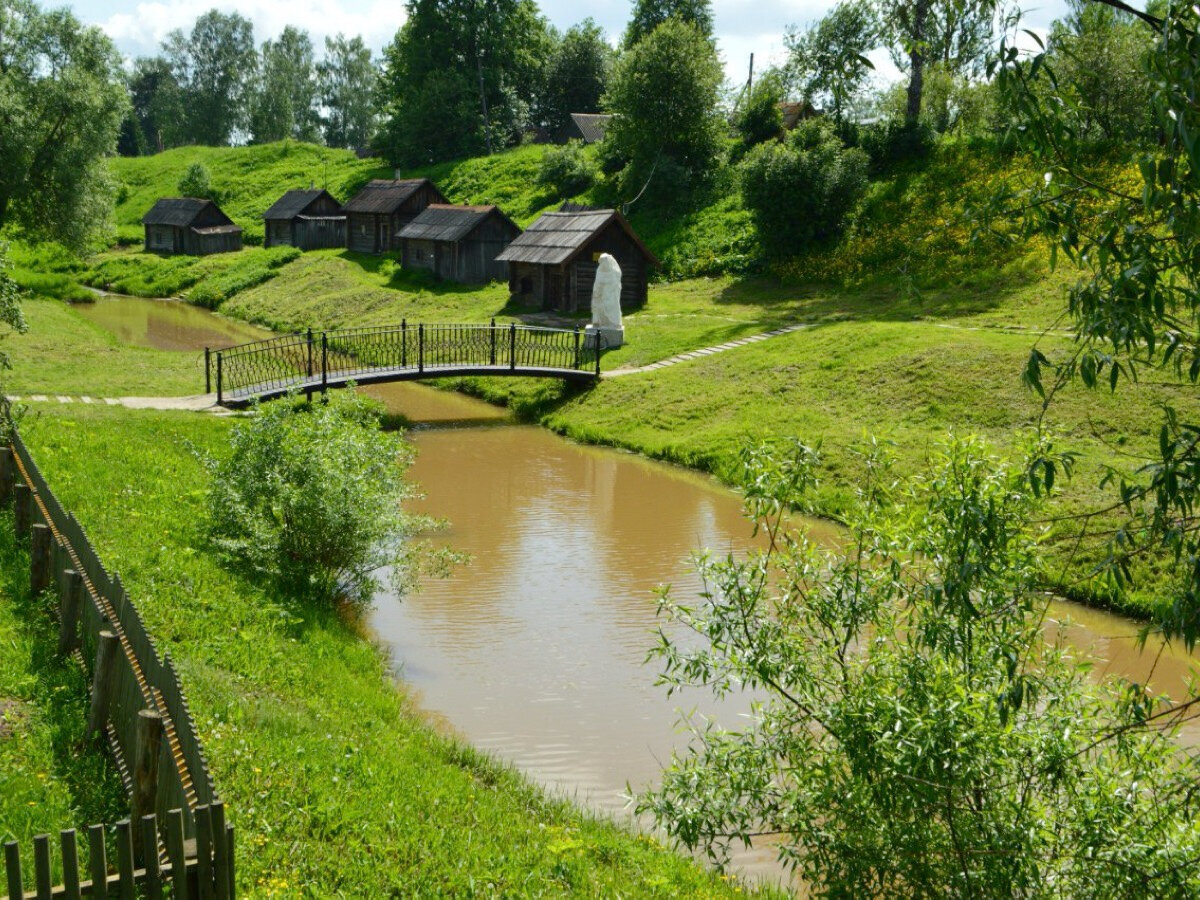 В селе около ста домов, часть из них —архитектурные памятники XVIII–XIX веков.