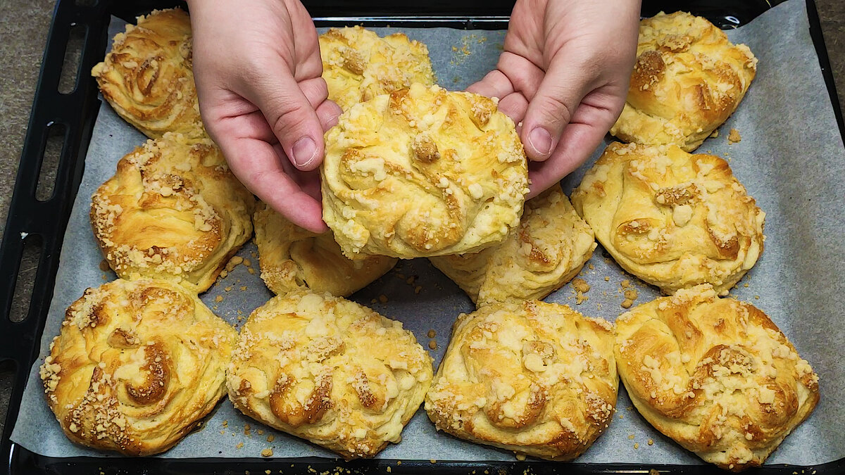 Домашние булочки с посыпкой из масла, муки и сахара