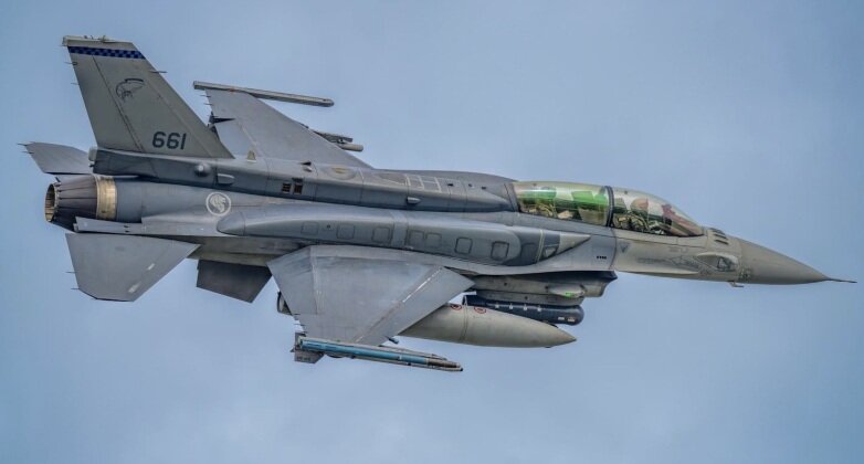 F-16 "Боевой сокол".