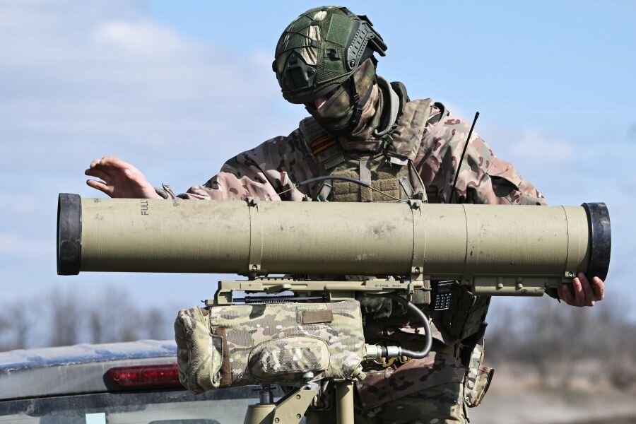    Военнослужащий ВС России устанавливает противотанковую управляемую ракету © Алексей Майшев/РИА Новости