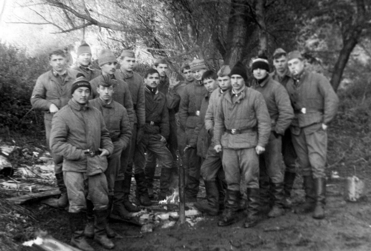 На уборке урожая. Полевой лагерь Тамбовского ВВАИУ. Осень 1990 года.