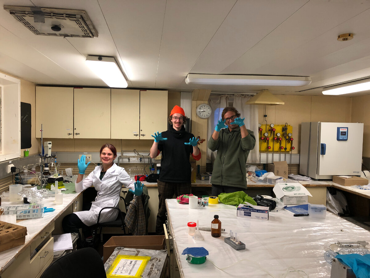 Нас мало, но мы в перчатках! (Фото С.Кашина)