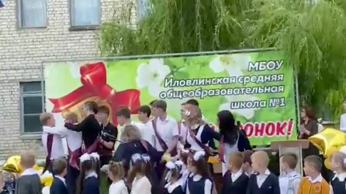 Видео дня: выпускник пытался перерезать горло однокласснице на последнем  звонке | НОВЫЕ ИЗВЕСТИЯ | Дзен