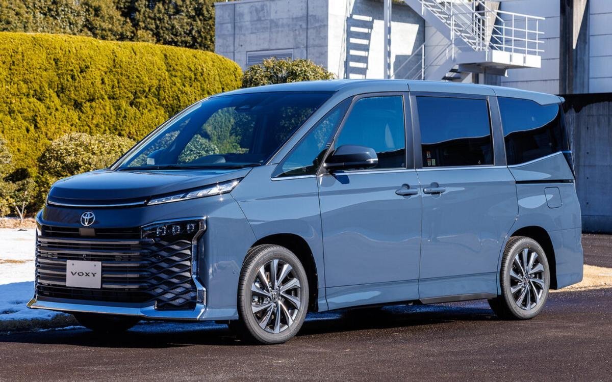     Внешне новинка напоминает известный у нас минивэн Toyota Alphard