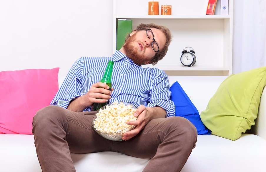 Сижу перед телевизором. Парень с попкорном. Человек с попкорном перед телевизором. Человек сидит с попкорном. Человек на диване с попкорном.