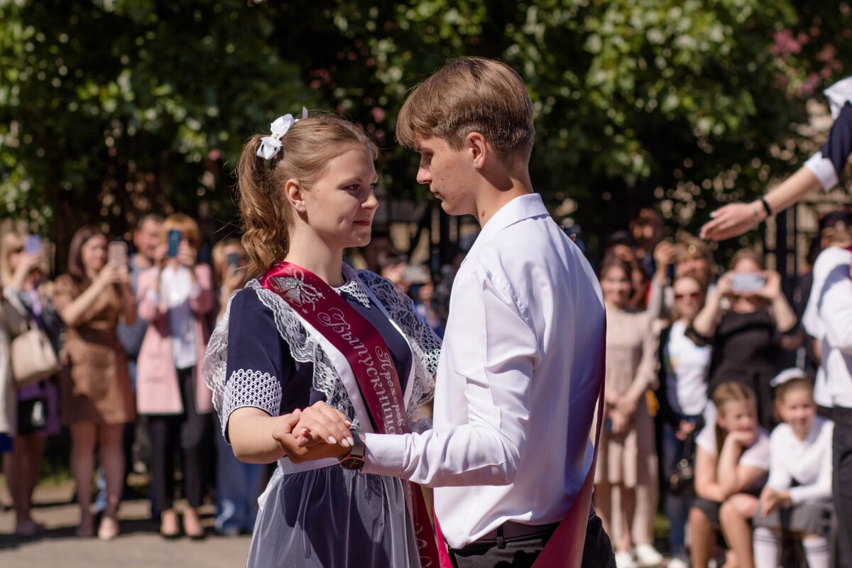 Фото с парнем на выпускном