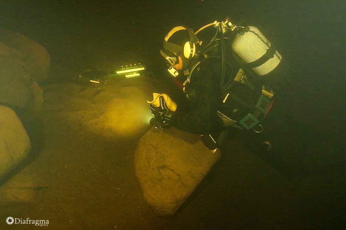 Поиск с помощью металлоискателя на дне Ладожского озера