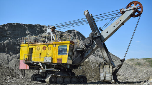 Экскаватор ЭКГ-5А / The old Soviet mining excavator EKG-5A.