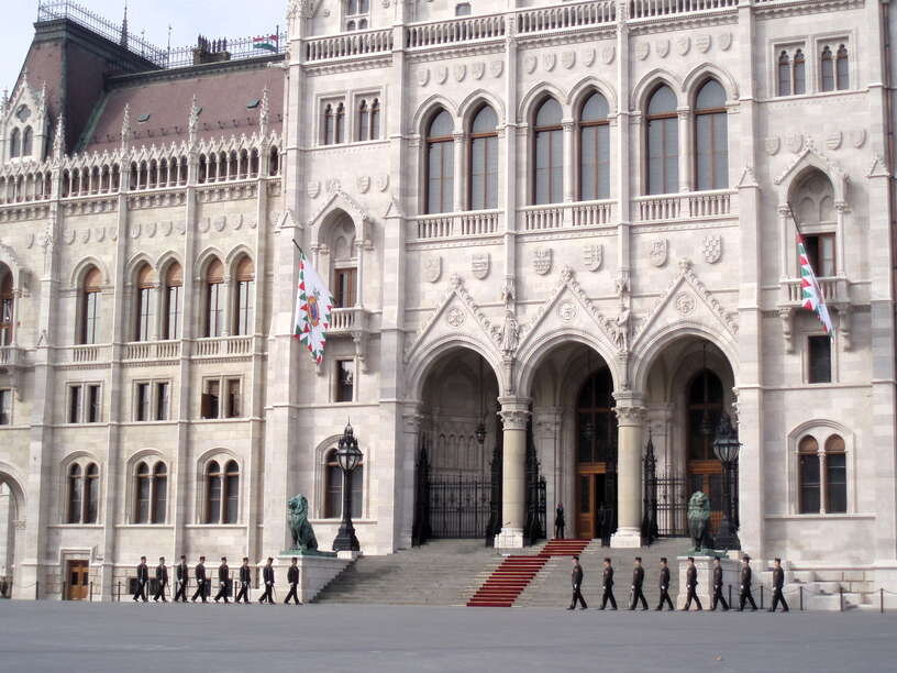 Вход в здание Венгерского Парламента. Фото автора