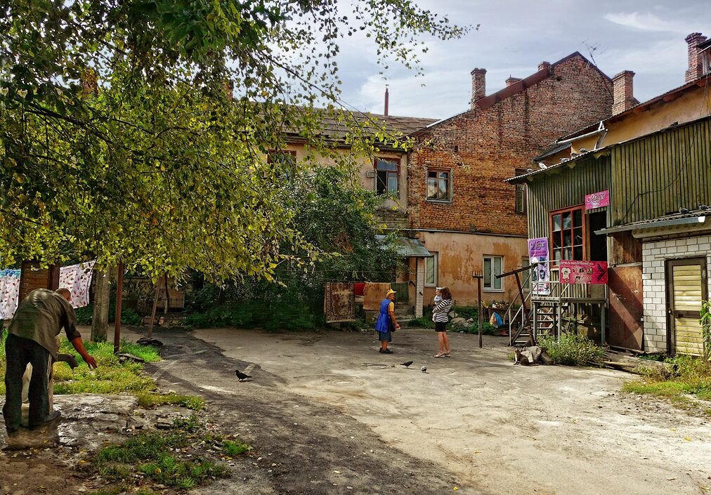 Провинция давшая. Старый двор. Старый городской двор. Старые дворы России. Провинциальный двор.