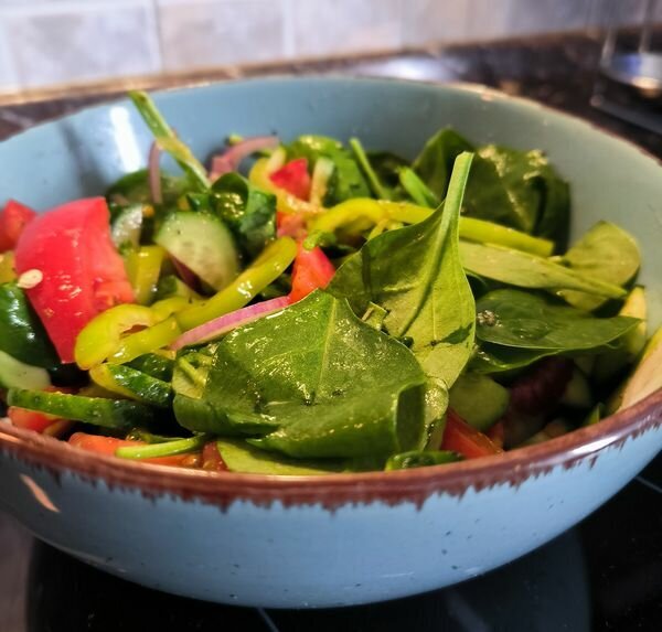 Овощной салат (шпинат, помидор, огурец, сладкий лук, перец "долма", саванская соль