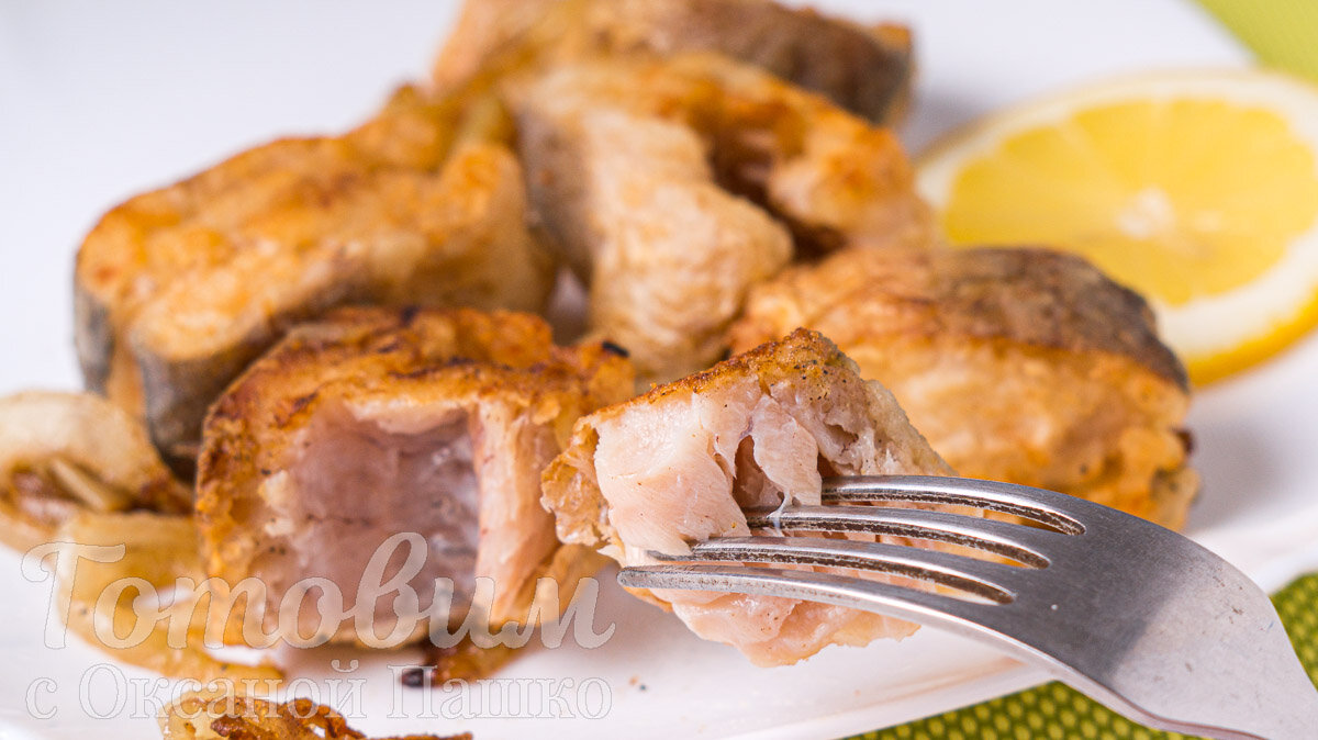 Жареный хек с луком