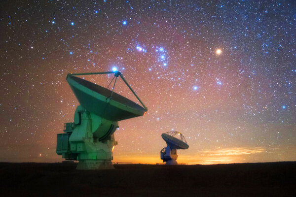 Две из 66 антенн ALMA, над которыми висит созвездие Орион, справа видна красная звезда-сверхгигант Бетельгейзе. Обложка © Flickr / European Southern Observatory