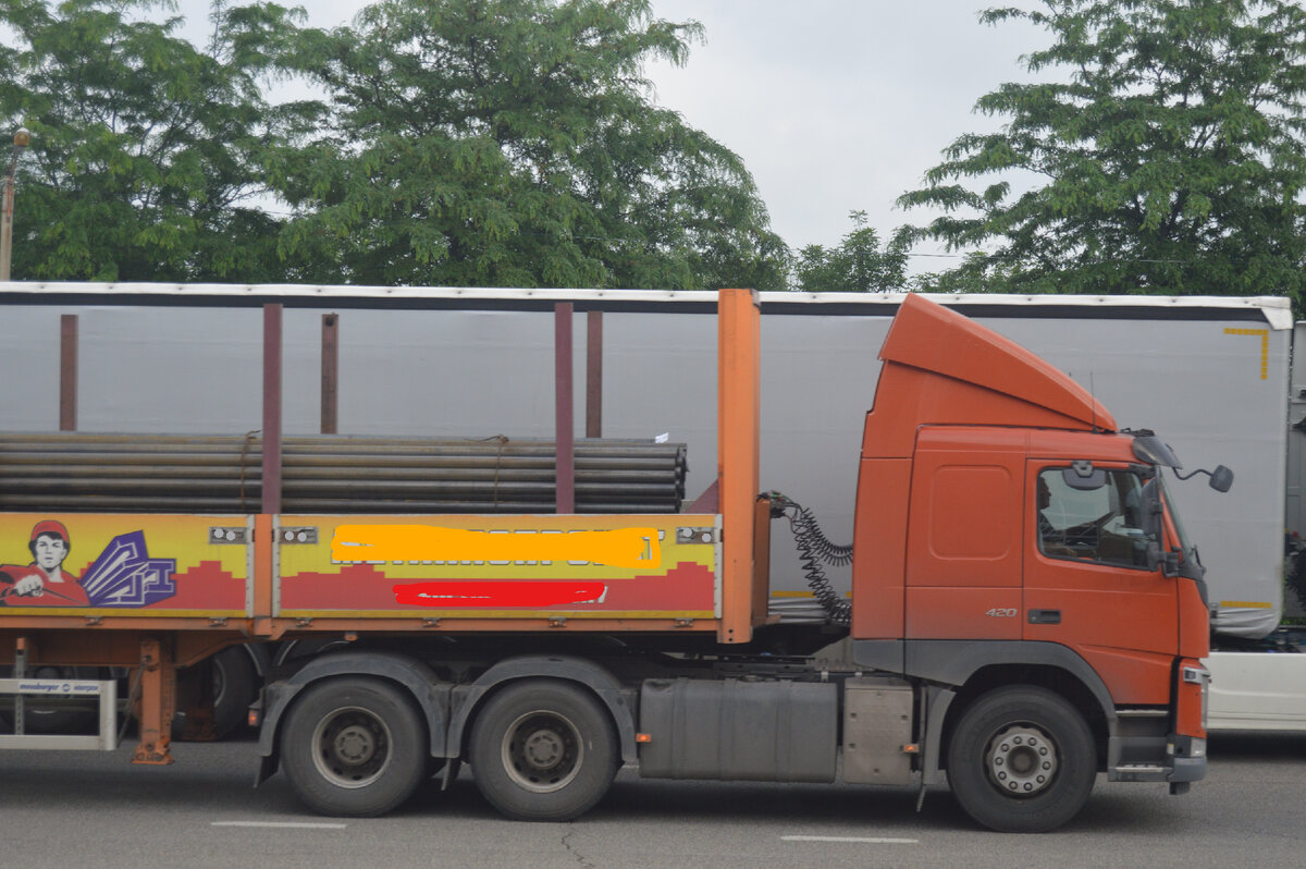 Фото автора. 29.05.2023. Откуда взялась эта стена на трассе?