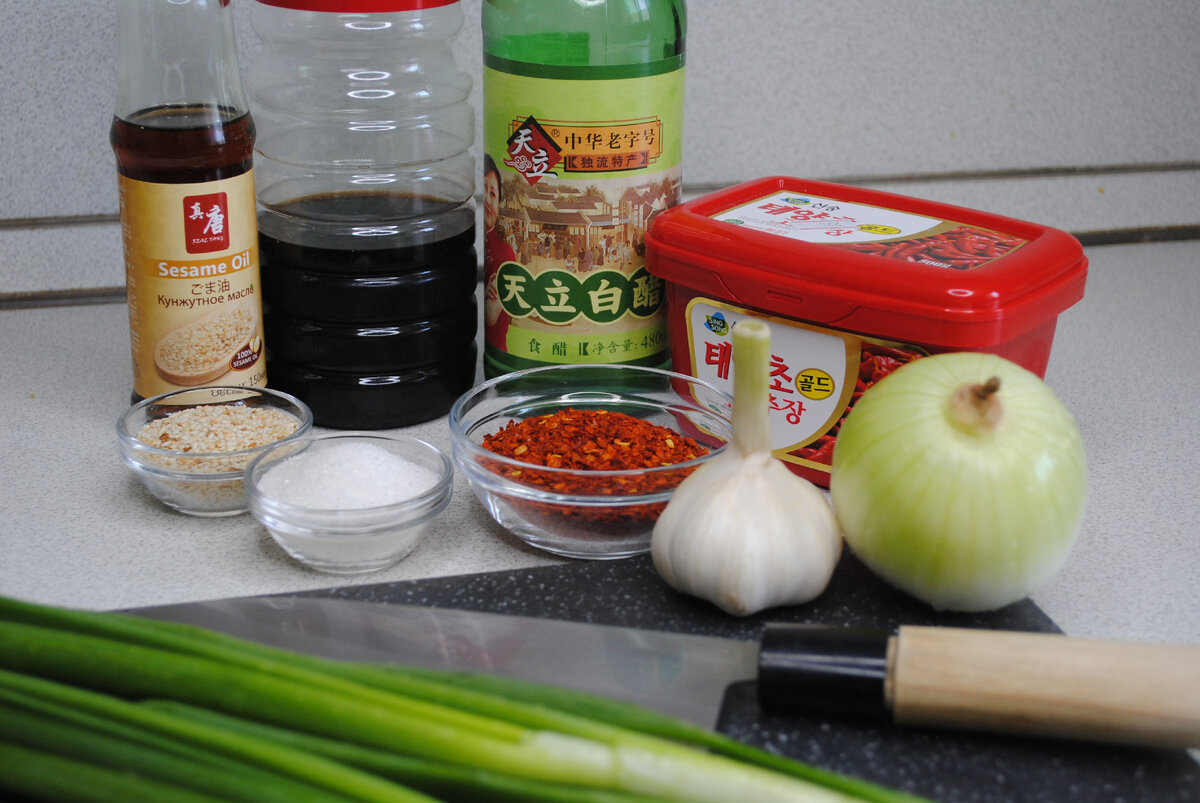 Слева направо: темное кунжутное мало, соевый соус, рисовый укусу, перцовая паста