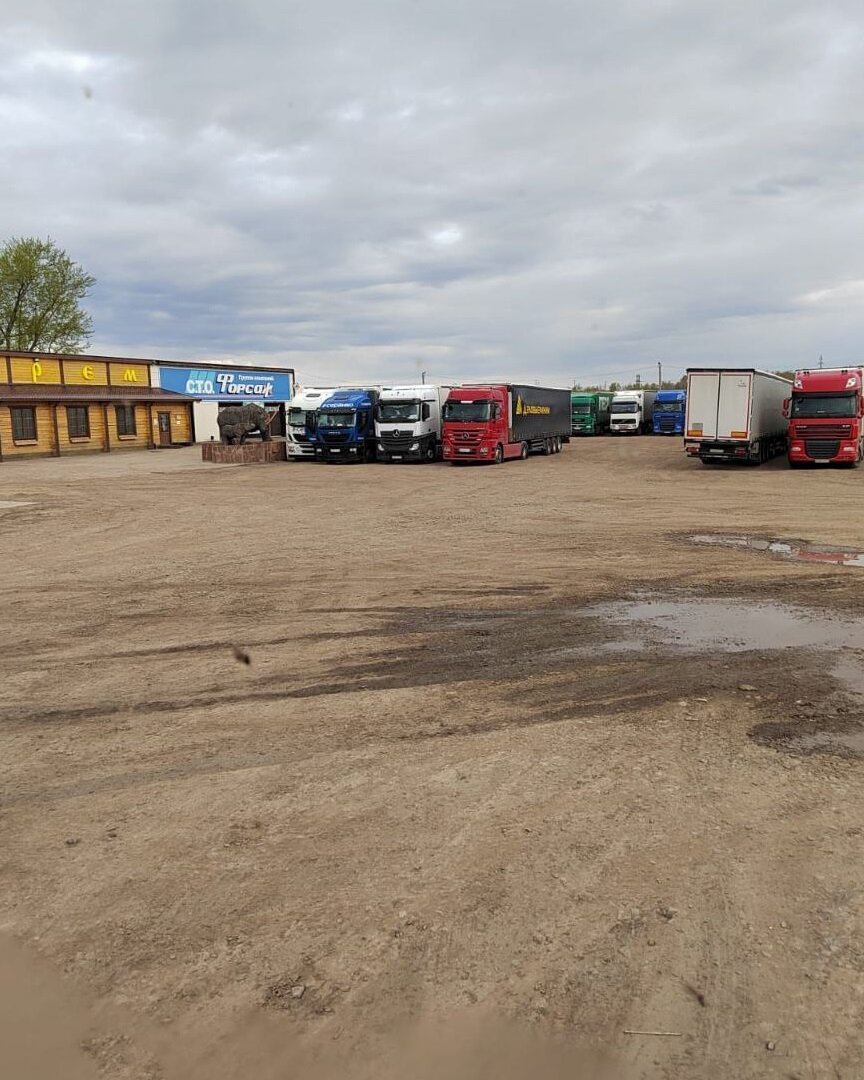 Грузовая автостоянка. Автостоянка грузовых автомобилей. Охраняемая автостоянка. Платная стоянка для грузовиков. Ближающий грузавоя стаянке.