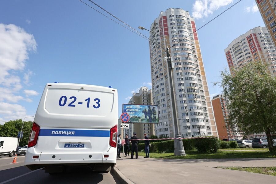    Вид на жилой многоэтажный дом №11 на улице Атласова, который получил повреждения после попадания беспилотного летательного аппарата © Виталий Смольников/ТАСС