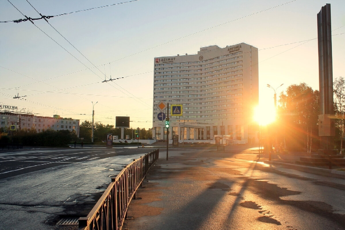 Мурманск в период полярного дня ночью 