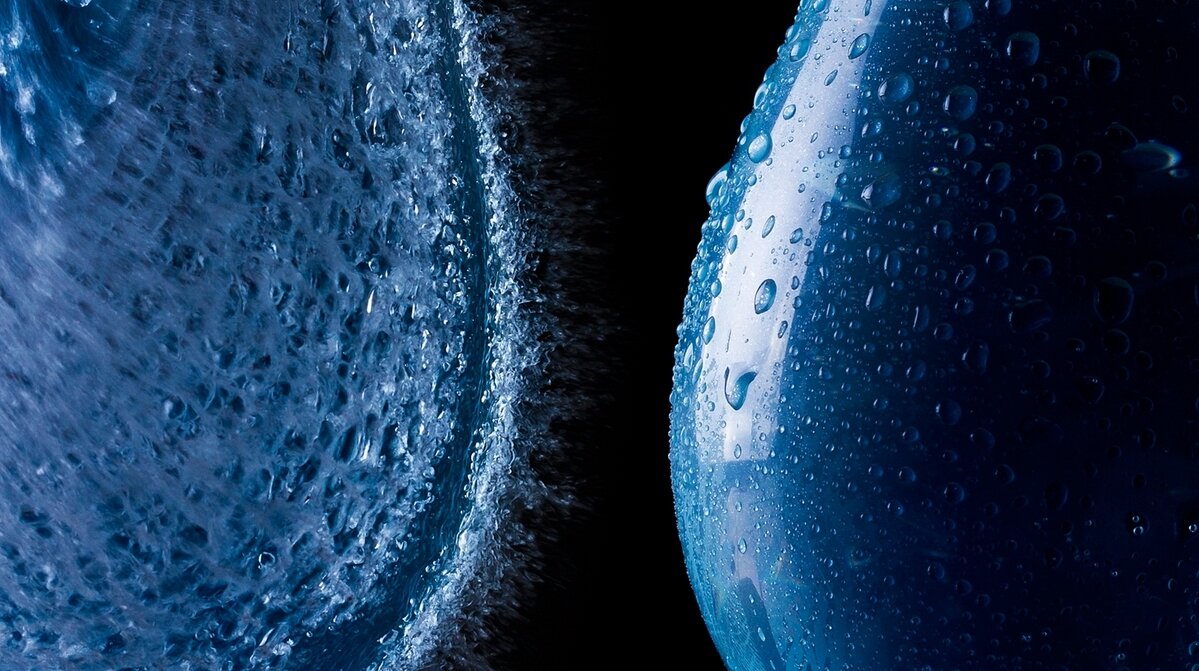 Луна вода притяжение. Вода в космосе. Капля в космосе. Капли воды в космосе. Кипение воды в космосе.