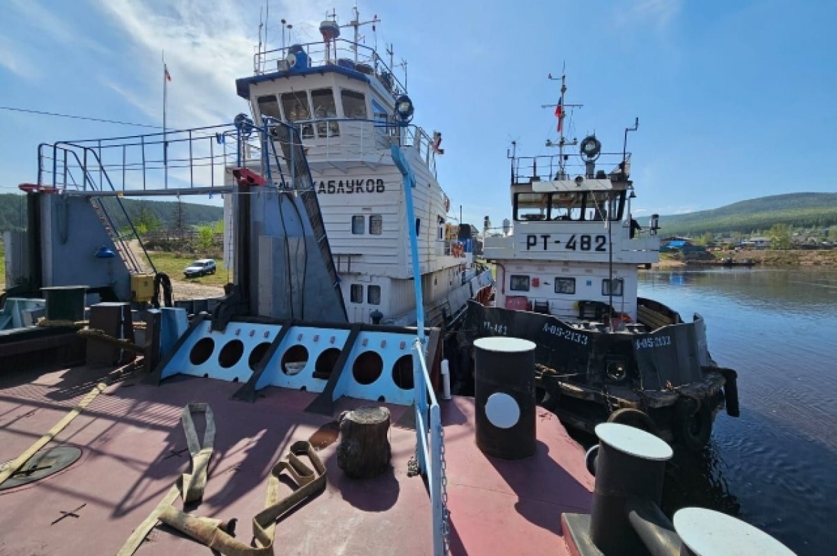    Два теплохода с баржами столкнулись на реке Лена вблизи Усть-Кута