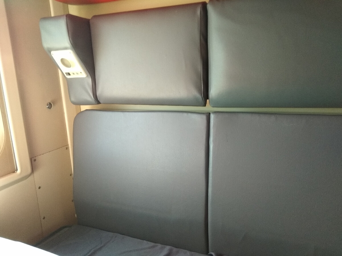 Вот такие диваны попались в нашем купе: чтобы лечь спать спинку (нижнюю её часть) надо было опустить вниз и положить сверху матрас. Лампы и часть остального оснащения напомнила самолёт. Под подголовниками спрятались полки для шляп (подголовник - это откидная дверца на газлифтах). Первый раз с таким столкнулась))