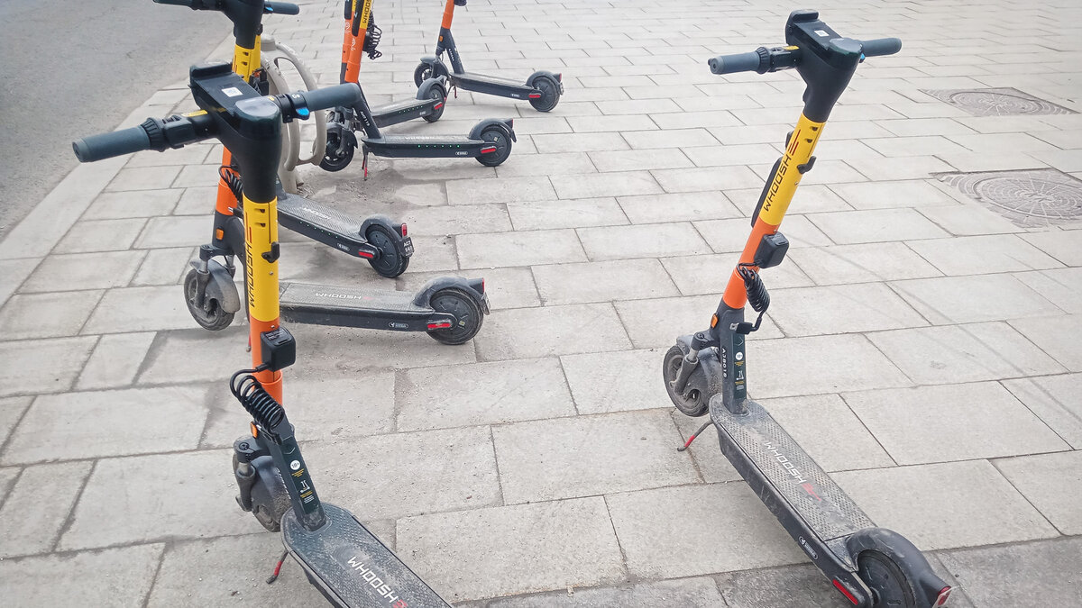     На тротуаре преимущество движения остается за пешеходом.