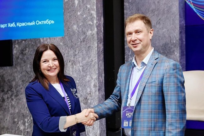    председатель Совета ИОТ-консорциума Владимир Рахтеенко и проректор по цифровой трансформации ЧГУ Алёна Смыслова