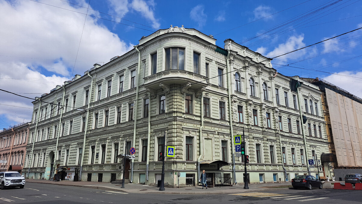 В Санкт -Петербурге на углу Большой Морской улицы и Почтамтского переулка находится дом, в котором сохранились необычные, уникальные исторические интерьеры.