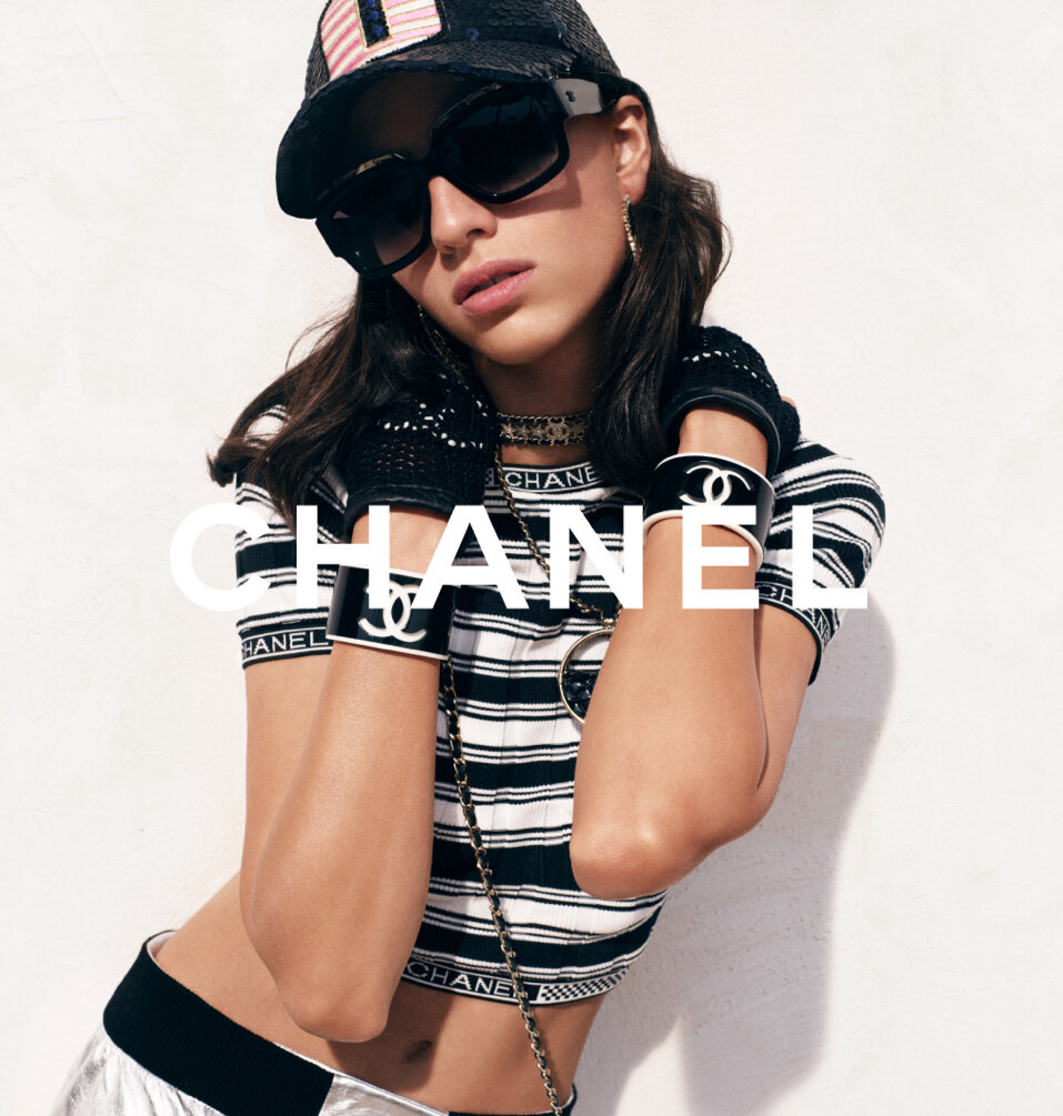 Девушки chanel. Chanel 11. Камелия коко шанель. Девушка сумкой черно белое фото шанель. Девушка шанель.