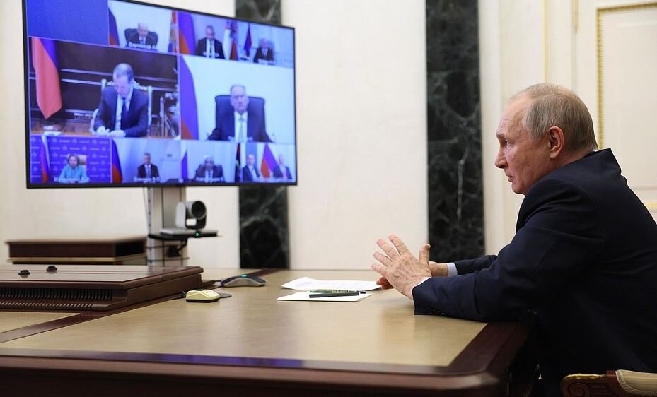 Владимир Путин в режиме видеоконференции провёл оперативное совещание с постоянными членами Совета Безопасности, 2 мая 2023 года (фото с сайта Кремля kremlin.ru/)