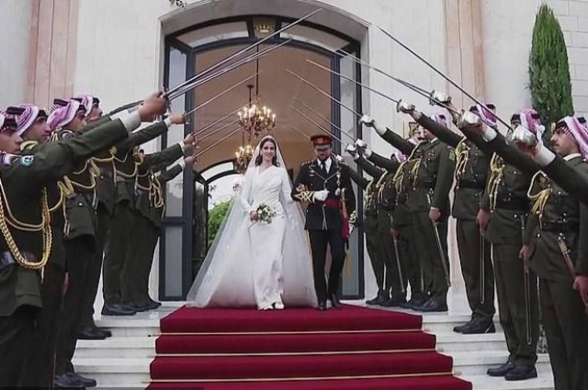    Сын короля Абдаллы II и королевы Рании женился на Уэльской принцессе Раджве Аль-Саиф.