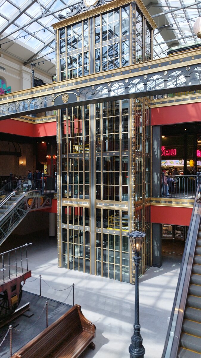 Во время Первой мировой войны вокзал принимал составы с ранеными солдатами. Во время Великой Отечественной войны здание сильно пострадало от обстрелов, и восстановили его только в 1949 году. Но вокзал мешал планам застройки Ленинграда, в частности объединению Измайловского и Новоизмайловского проспекта, из-за чего его сначала планировали снести, но в итоге решили ограничиться реконструкцией. В мае 2001 года было окончательно прекращено движение поездов. Вокзал стал функционировать как музей (туда переехали ценные экспонаты Музея железнодорожной техники) и в этом качестве просуществовал 15 лет. 