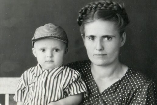 Фото 1. С мамой Марией Тихоновной. Фото из семейного архива.