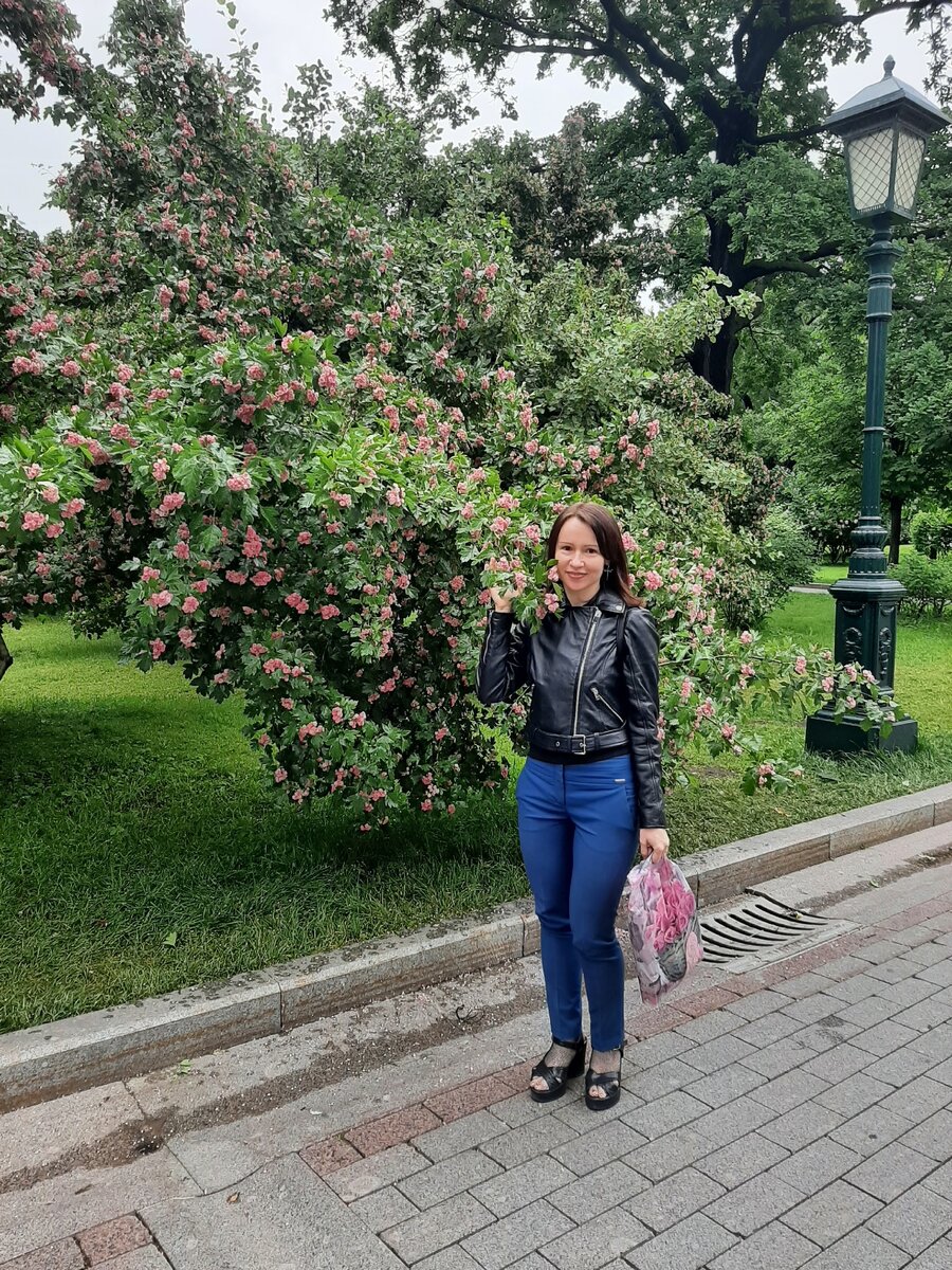 За это фото спасибо милой иранской паре, которая предложила меня сфотографировать. Александровский сад, 03.06.2023 