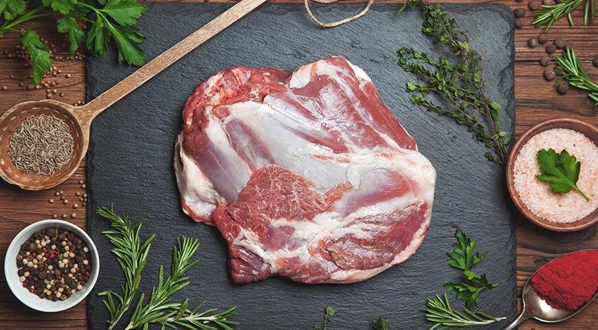 Люля-кебаб традиционно готовят из баранины или ягнятины