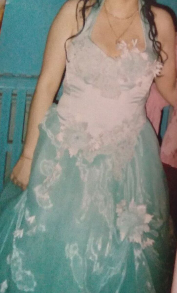 Мое платье. Заодно на этой фотографии можете увидеть мой лишний вес, за который меня травили в классе. Фотография засвечена. У телефона плохая камера, поэтому отправляю такую фотографию, какая есть. 