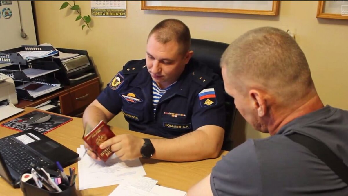 Служба по контракту плакат. Призыв служить по контракту. Служба по контракту в энгельсе. Лужков александр владимирович саратов энгельс. Служба по контракту агитация.