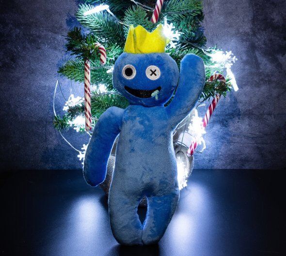    Игрушечный монстр Блю из Rainbow Friends. Фото: Maria Spb / Shutterstock / Fotodom