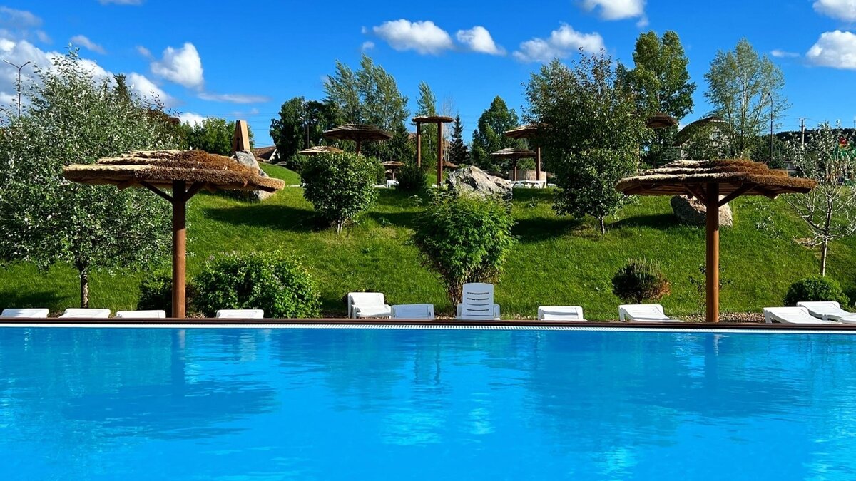     Смотрите список открытых бассейнов в Красноярске и его окрестностях с ценами и всеми услугами.