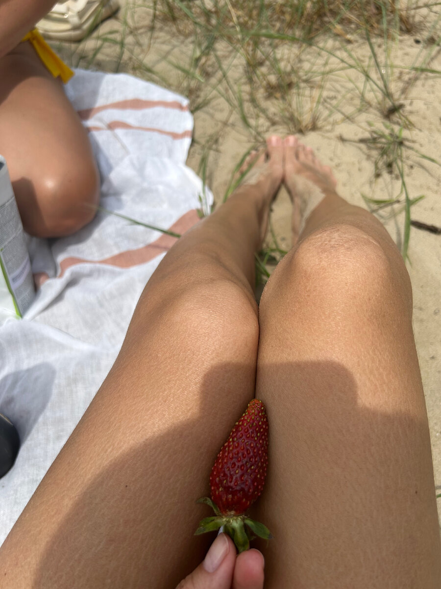 Первый урожай скороспелой клубники, собранный ручками дивы Юкоро. По вкусу как шоколадка.