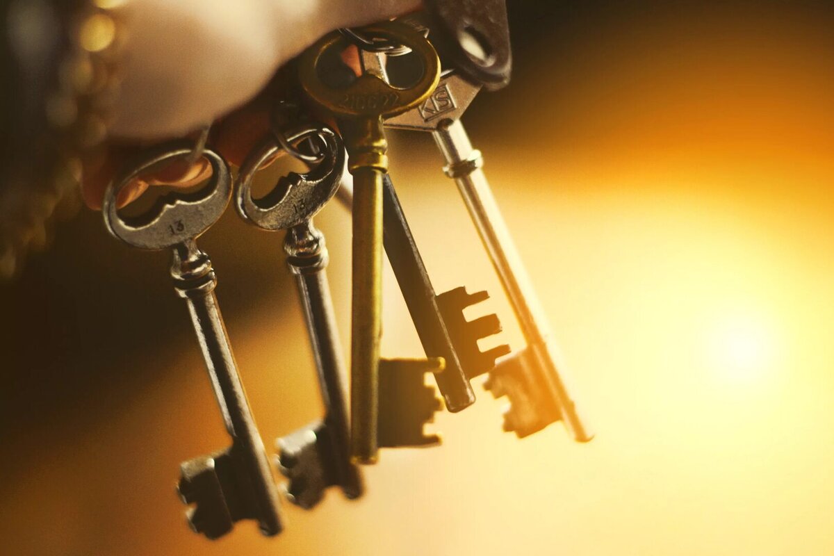 Несколько открытых ключей. Связка ключей. Красивые ключи. Ключ картинка. Ключ дверной.