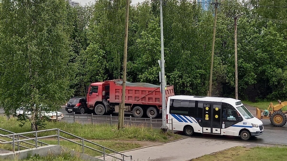     В Петрозаводске произошло ДТП с участием грузовика и легкового автомобиля, фото с места происшествия опубликованы в соцсетях.