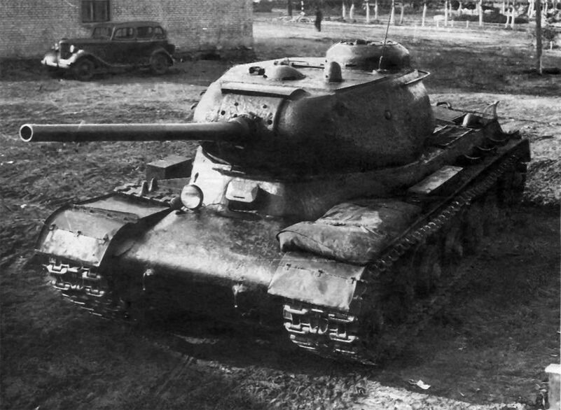                                    ИС-1 во дворе ЧКЗ (источник: waralbum.ru)