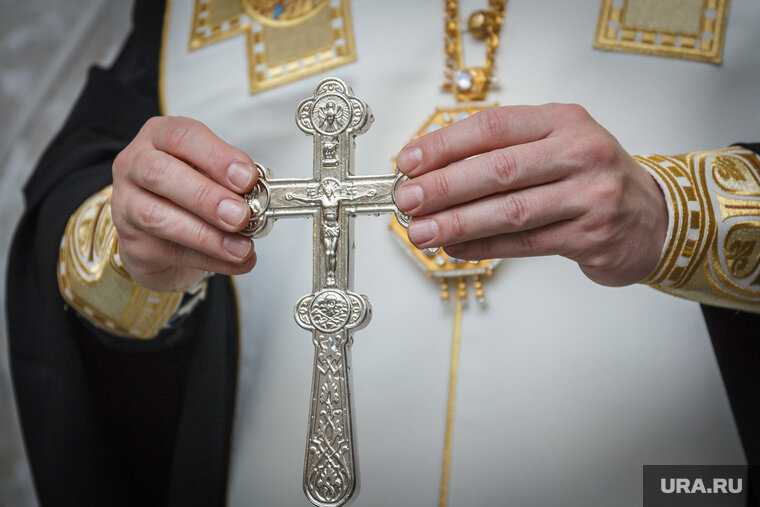    Священнослужитель коротко напутствует бойцов на передовой